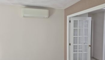 Airco in kleur muur gespoten.