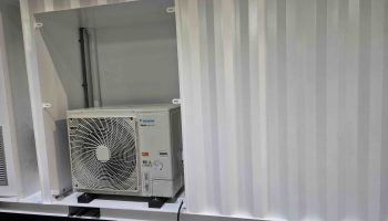 Een airco geplaatst in een accucontainer, zodat de binnenkant van de container op een gelijke temperatuur blijft.