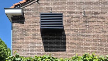 Buitendeel airco in grijs gespoten.