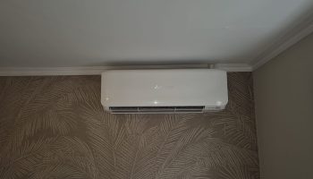 Airco installatie met omgelaste koelleidingen. Hierdoor verdwijnen de koelleidingen in het platfond.